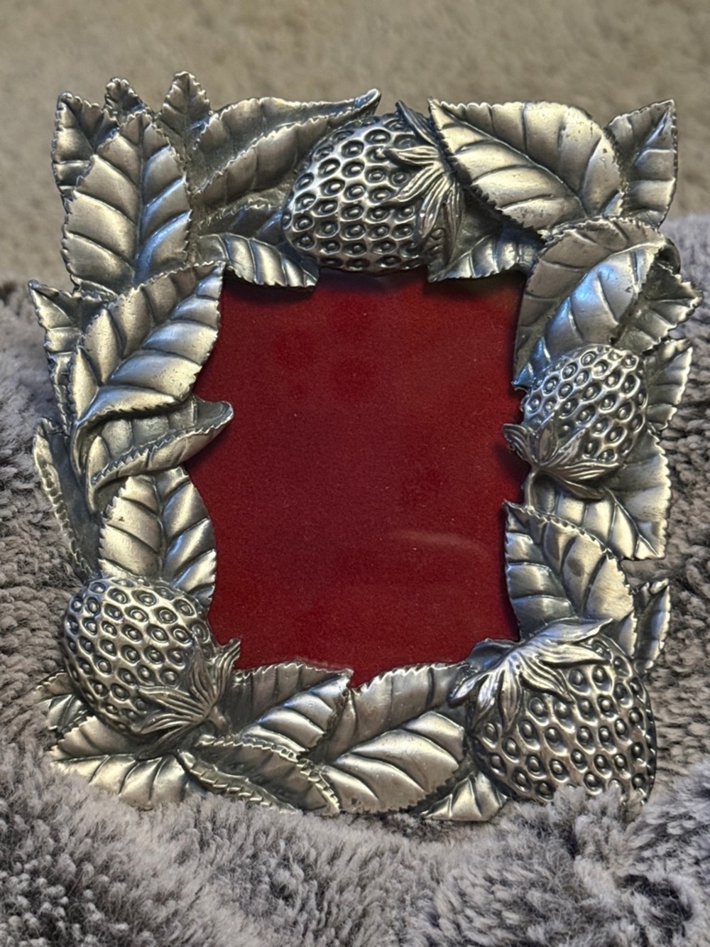 Beautiful Vintage-Inspired Silver Tone Strawberry Leaf Photo Frame.